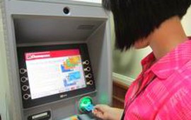Điều chỉnh phí rút tiền mặt qua máy ATM